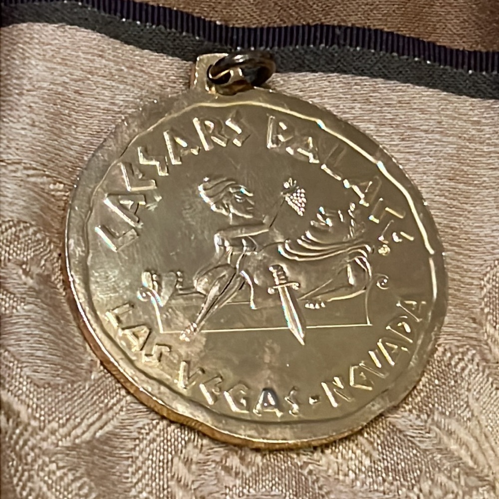 🔥VINTAGE LAS VEGAS CAESARS PALACE MEDALLION - Picture 2 of 3